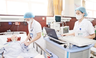 Khơi dậy y đức, khát vọng cống hiến, nâng chất lượng khám chữa bệnh